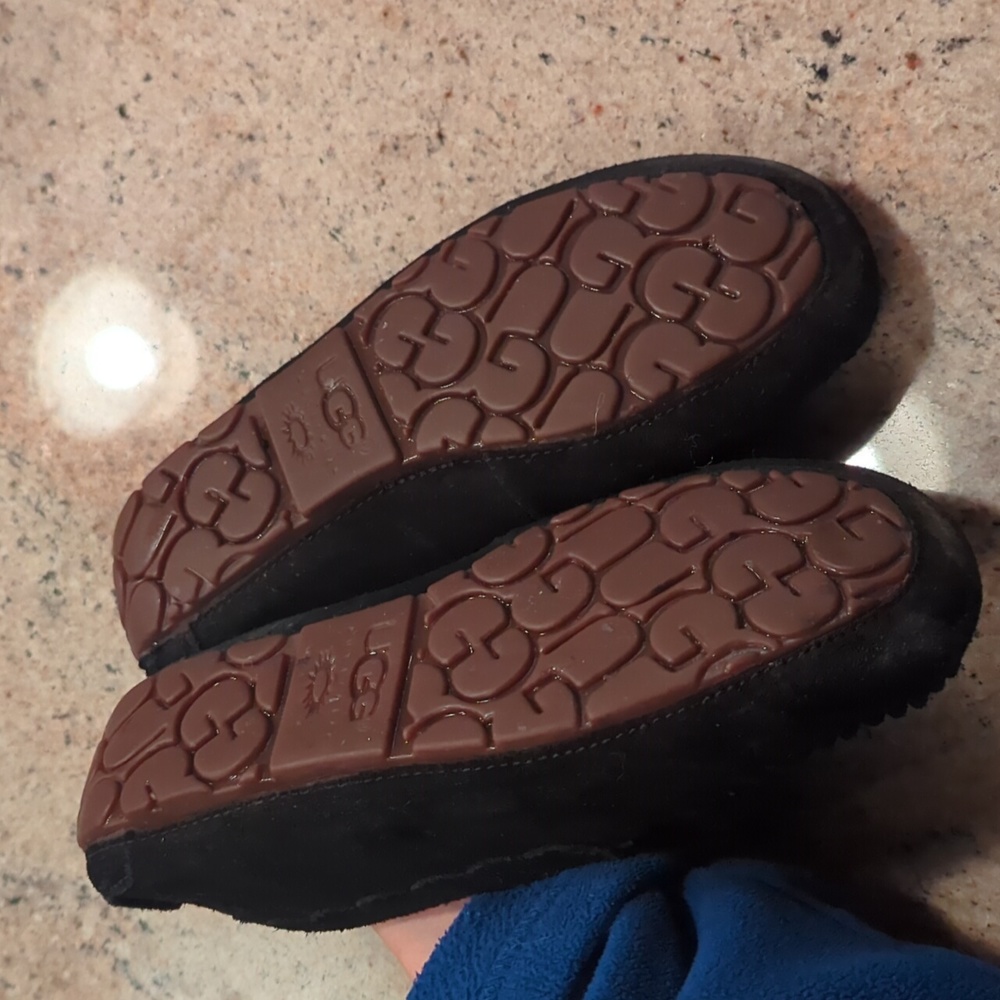 LIKE NEW UGG Scalloped Moc Slipper - Picture 7 of 11